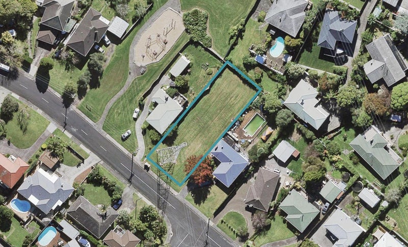 16 Wakeling Avenue, Te Atatū South, Auckland - Carousel 1