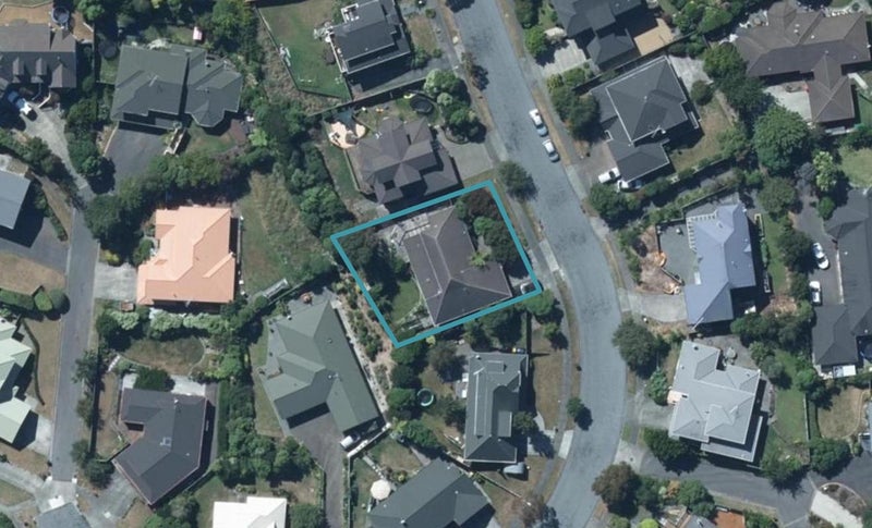 8 Saunders Close, Whitby, Porirua - Carousel 1