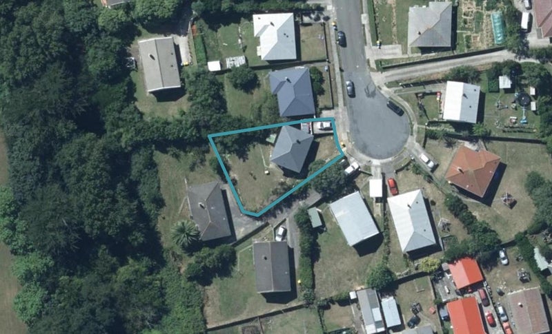 12 Komata Grove, Waitangirua, Porirua - Carousel 1
