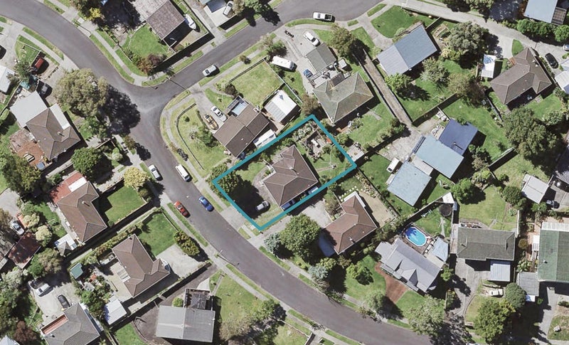 12 Malvina Place, Bucklands Beach, Auckland - Carousel 1