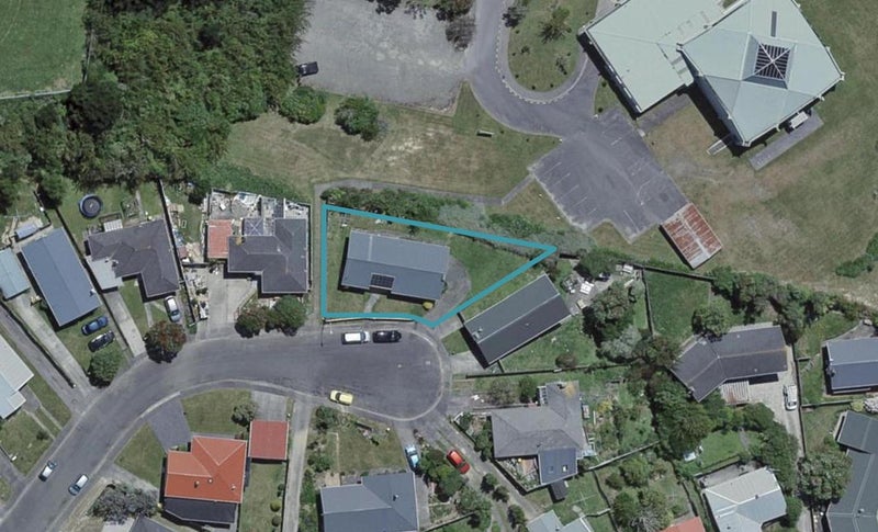 15 Loasby Crescent, Newlands, Wellington - Carousel 1