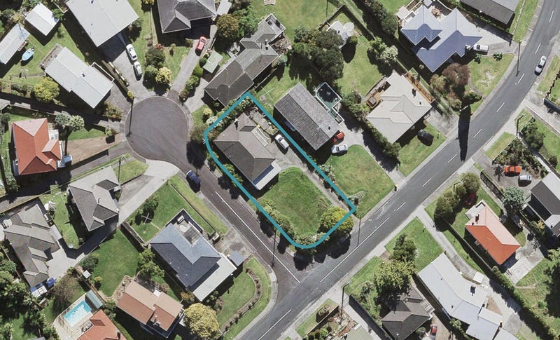 20 Tiroroa Avenue, Te Atatu South, Auckland - Carousel 1