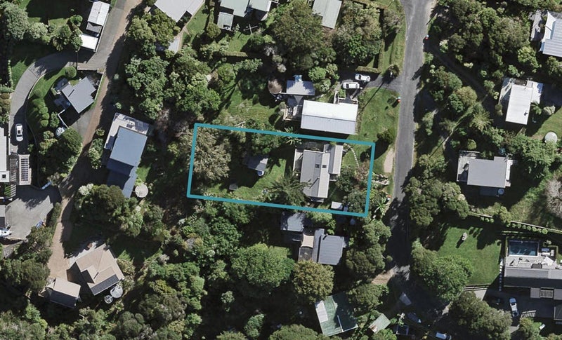 11 Queens Drive, Oneroa, Waiheke Island - Carousel 1
