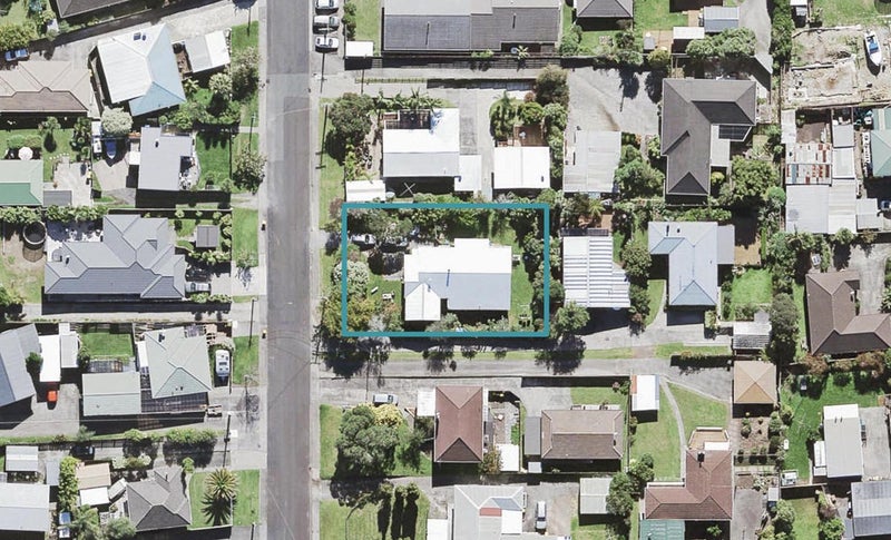 8 Bishop Street, Green Bay, Auckland - Carousel 1