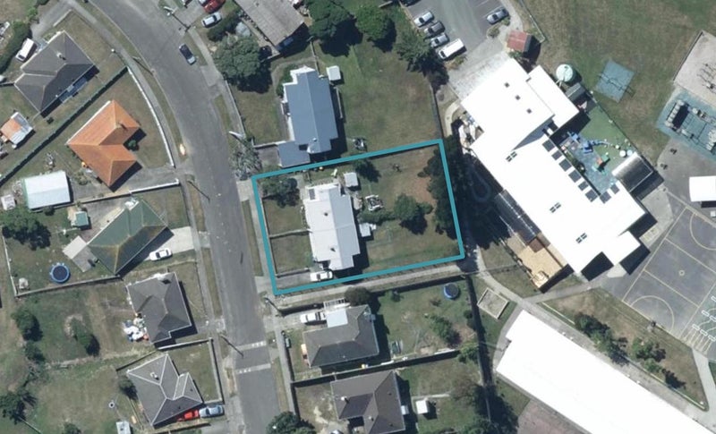 7 D'urville Street, Cannons Creek, Porirua - Carousel 1