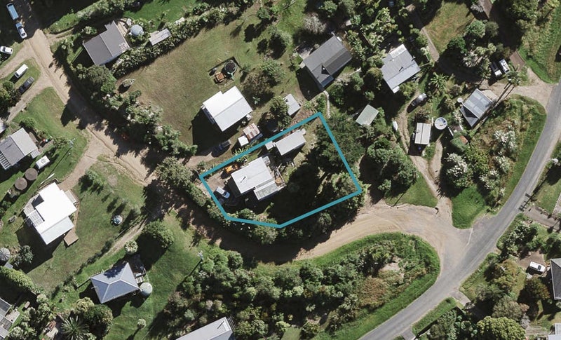 21 Nelson Avenue, Surfdale, Waiheke Island - Carousel 1