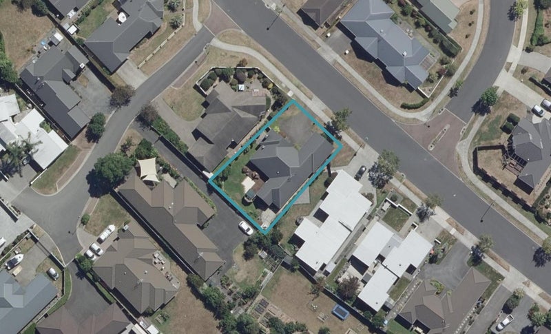 90 Saint James Drive, Huntington, Hamilton - Carousel 1