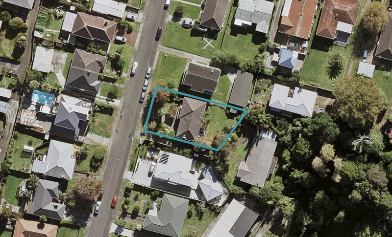 8 Dudding Avenue, Northcote, Auckland - Carousel 1