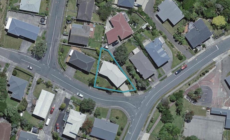 11 Padnell Crescent, Paparangi, Wellington - Carousel 1