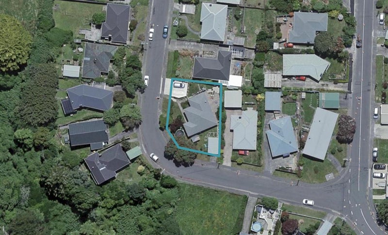 8 Lynda Avenue, Paparangi, Wellington - Carousel 1