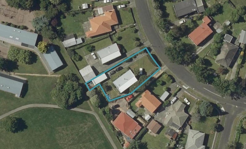 75 Savage Crescent, West End, Palmerston North - Carousel 1