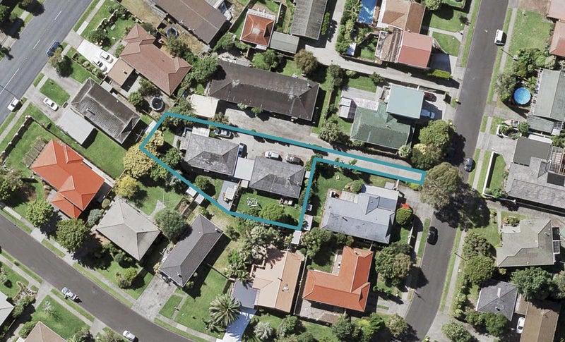 2/14 Hedge Row, Sunnyhills, Auckland - Carousel 1