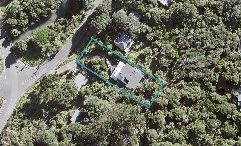7 Glenesk Road, Piha, Piha - Carousel 1