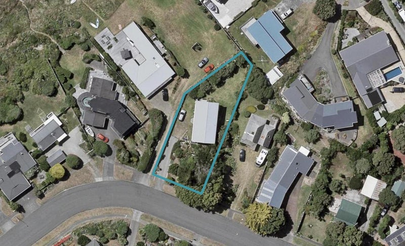 11 Oratia Street, Waikanae Beach, Waikanae - Carousel 1