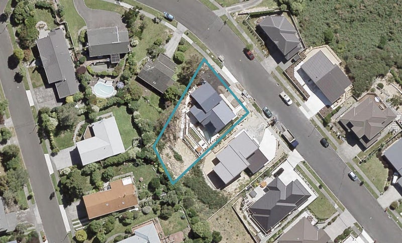 28 King Charles Drive, Kingsley Heights, Upper Hutt - Carousel 1