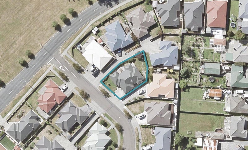 9 Woodland Grove, Wainuiomata, Lower Hutt - Carousel 1