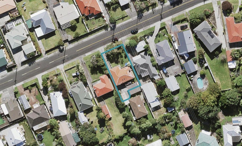 9 Royal View Road, Te Atatu South, Auckland - Carousel 1