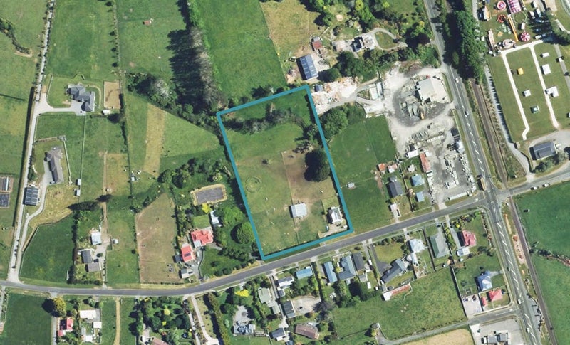 14 Flint Road West, Stratford, Stratford - Carousel 1