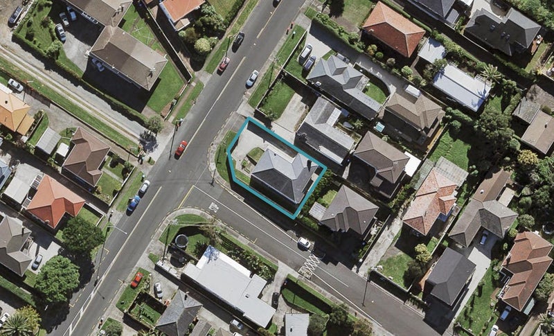 40 Hayr Road, Three Kings, Auckland - Carousel 1