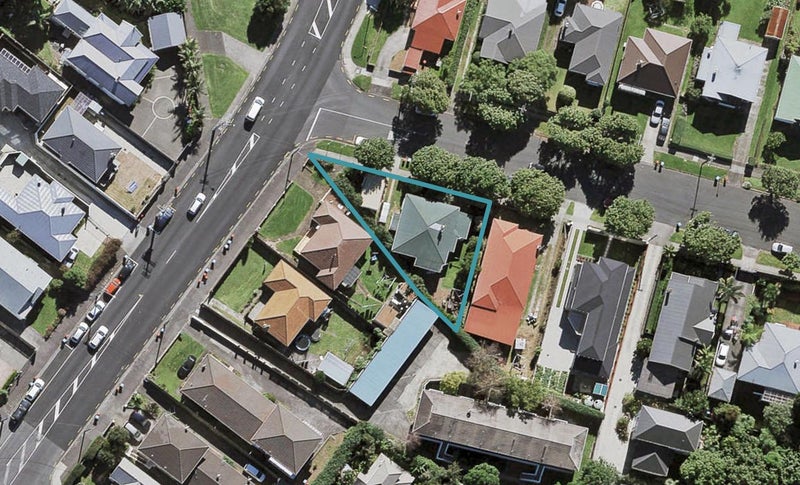 10 Bournemouth Avenue, Sandringham, Auckland - Carousel 1