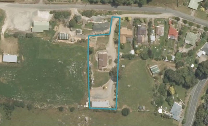 13 Merrie Creek Road, Clinton - Carousel 1