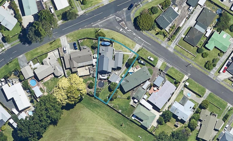 18 Crombie Street, Bellevue, Tauranga - Carousel 1