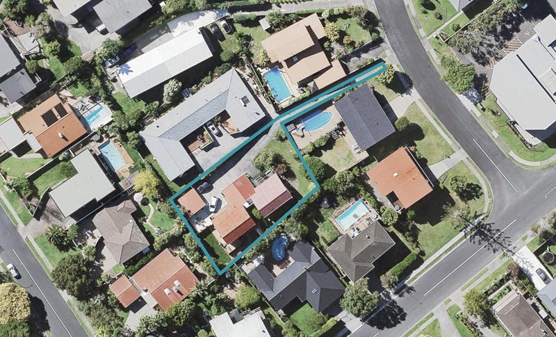 2/5 Noumea Place, Mairangi Bay, Auckland - Carousel 1