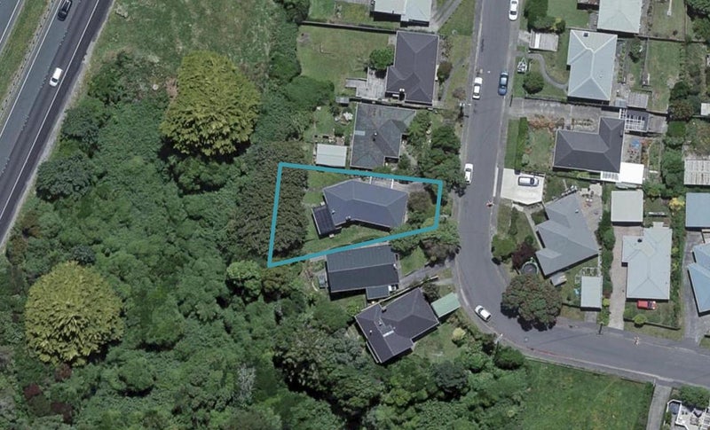15 Lynda Avenue, Paparangi, Wellington - Carousel 1