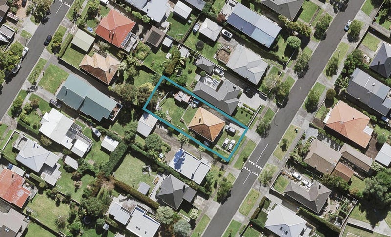 15 Huntingtree Avenue, Sandringham, Auckland - Carousel 1