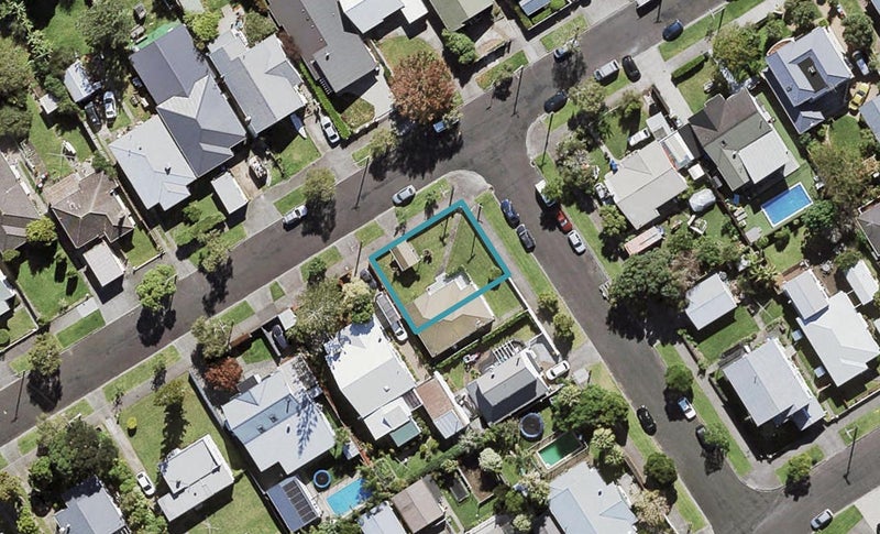 2/8 Studholme Street, Point Chevalier, Auckland - Carousel 1