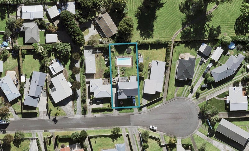16 Clinton Avenue, Te Atatu Peninsula, Auckland - Carousel 1