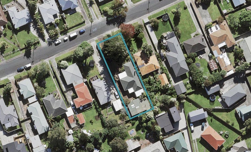10 Amberley Avenue, Te Atatu South, Auckland - Carousel 1