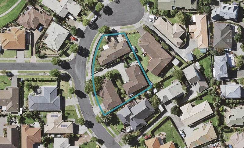 2/15 Bernie Edwards Place, Botany Downs, Auckland - Carousel 1