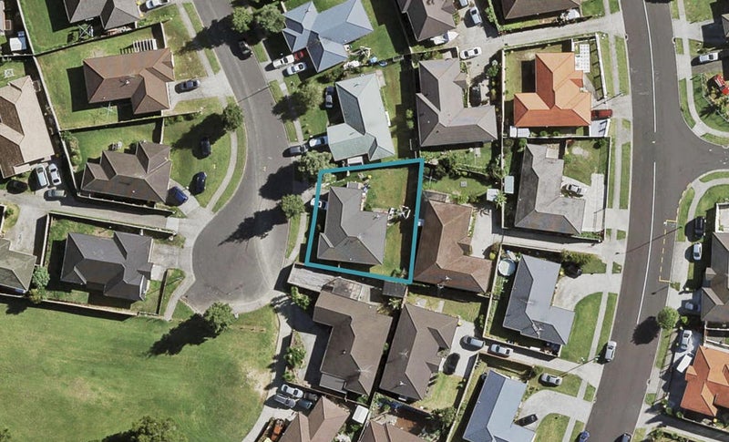 18 Loughinisland Place, Weymouth, Auckland - Carousel 1
