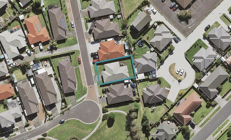 32 Rock Daisy Crescent, Mangere, Auckland - Carousel 1