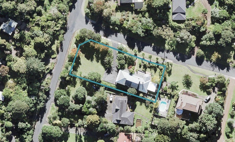 1 Atarua Gardens, Waiatarua, Auckland - Carousel 1