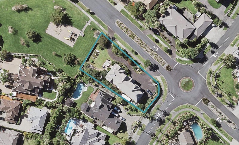 5 Santa Cruz Drive, Shamrock Park, Auckland - Carousel 1