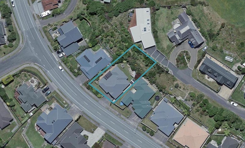 133 Woodman Drive, Tawa, Wellington - Carousel 1