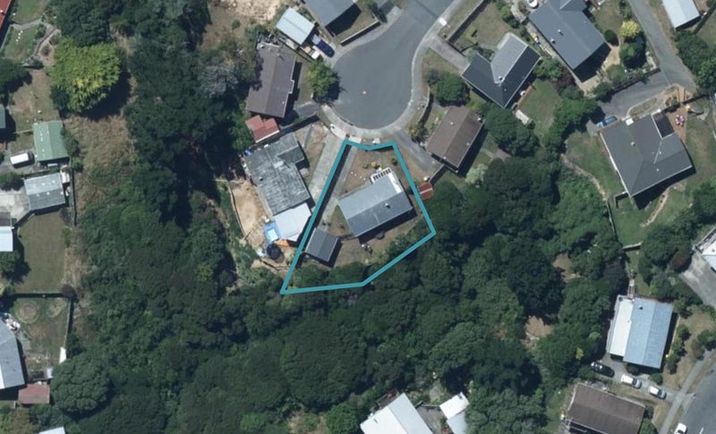 11 Gaff Place, Whitby, Porirua - Carousel 1