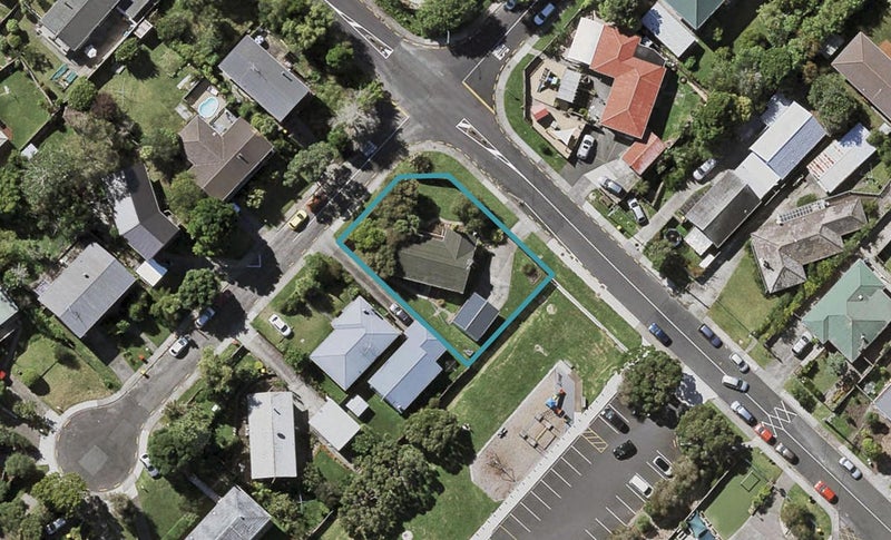 2 Heather Place, Sunnynook, Auckland - Carousel 1