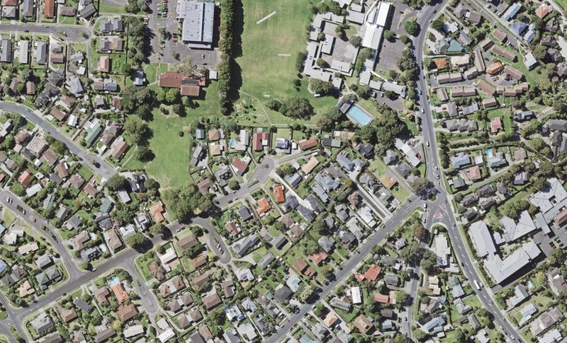 6 Dalwhinnie Parade, Highland Park, Auckland - Carousel 1