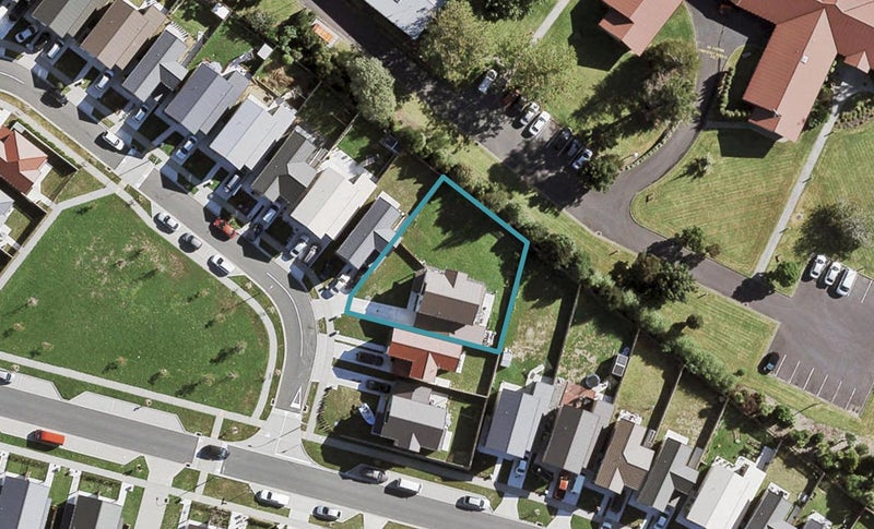 36 Tutuwhatu Crescent, Weymouth, Auckland - Carousel 1