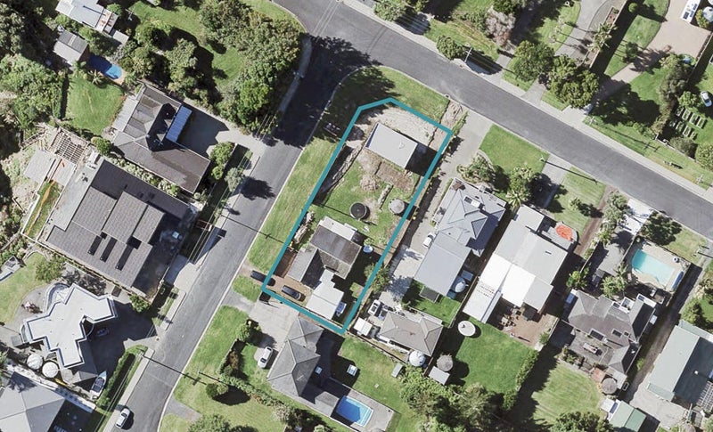 2 Ealing Crescent, Beachlands, Auckland - Carousel 1