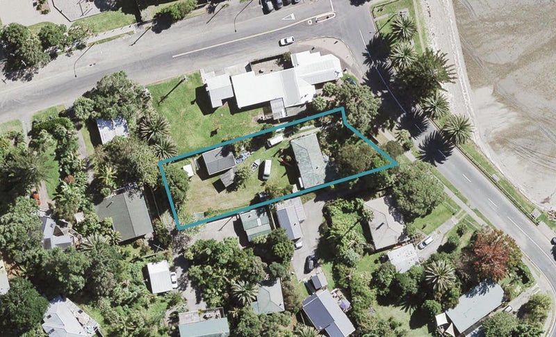 9 Sandys Parade, Laingholm, Auckland - Carousel 1