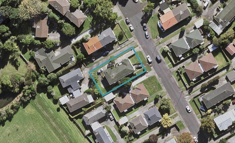 1/18 Mannering Place, Hillcrest, Auckland - Carousel 1