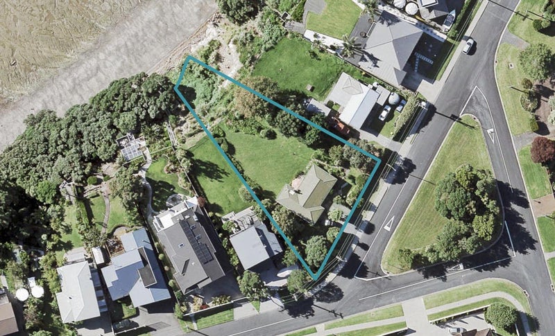 13 Ealing Crescent, Beachlands, Auckland - Carousel 1