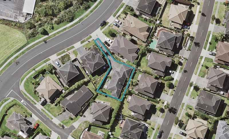 16 Valderama Drive, Flat Bush, Auckland - Carousel 1