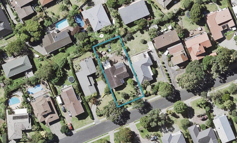 33 Mayfair Crescent, Mairangi Bay, Auckland - Carousel 1