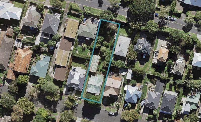 12 Rewa Road, Three Kings, Auckland - Carousel 1
