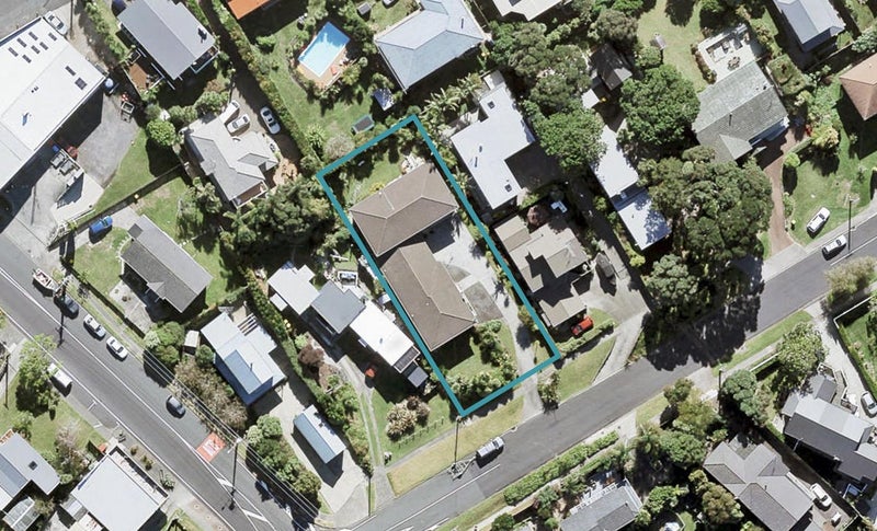 2/4 Rewi Street, Torbay, Auckland - Carousel 1